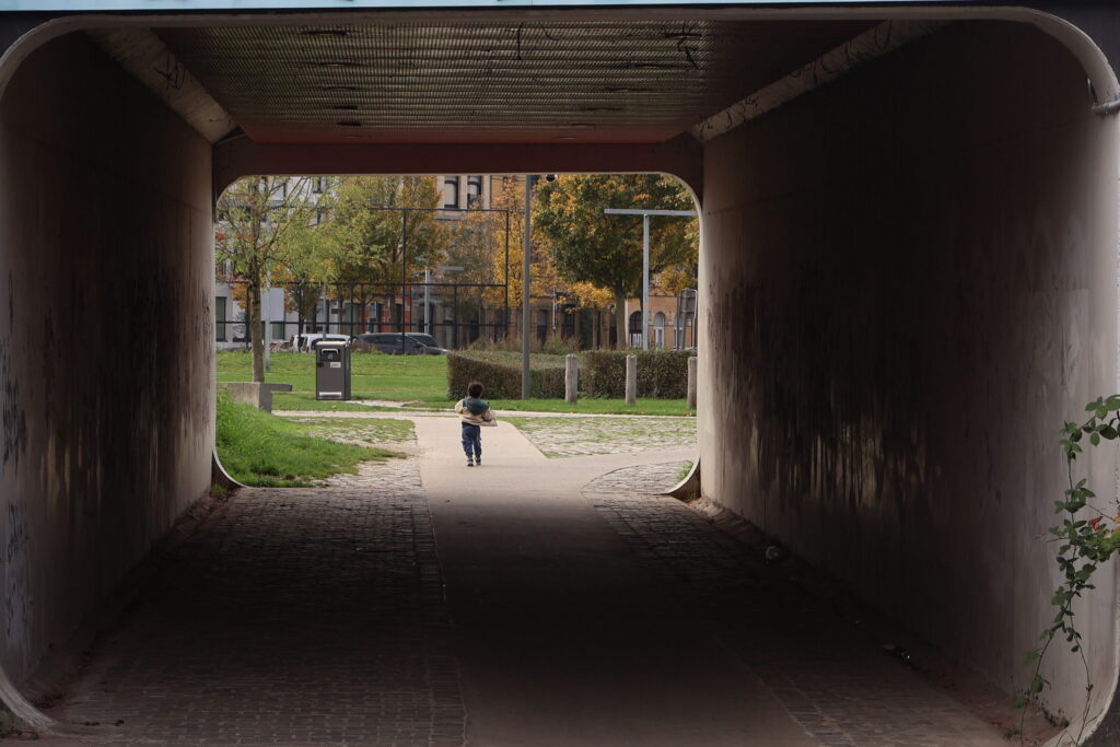 Afbeelding in Park Spoor Noord van een kind dat door een tunnel loopt